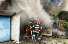 Două garaje și o mașină distruse într-un incendiu izbucnit în Dorohoi - FOTO