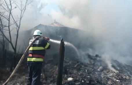 Un bărbat de 62 de ani și-a pierdut viața într-un incendiu care i-a cuprins casa - FOTO