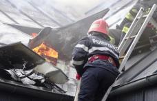 Intervenție a pompierilor după ce acoperișul unei clădiri din Botoșani a fost cuprins de flăcări - FOTO