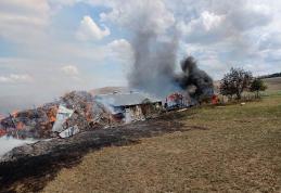 Incendiu de amploare în județul Botoșani! Flăcările au cuprins o magazie, un grajd și un depozit de furaje