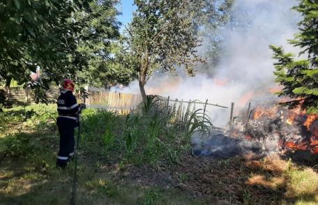 Depozit de fân cuprins de flăcări la Broscăuți. Pompierii din Dorohoi au intervenit pentru stingere - FOTO