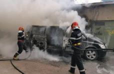 Microbuz distrus de flăcări în Botoșani. Incendiul a cuprins și o parte din acoperișul a două garaje - FOTO