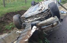 Mașină cu roțile în sus într-o comună din județul Botoșani după ce șoferul a pierdut controlul volanului