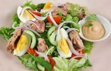 Salată de ton, ouă și ceapă