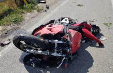 Un motociclist în vârstă de 23 de ani a ajuns la spital după ce s-a izbit de un cap de pod