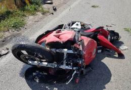 Un motociclist în vârstă de 23 de ani a ajuns la spital după ce s-a izbit de un cap de pod