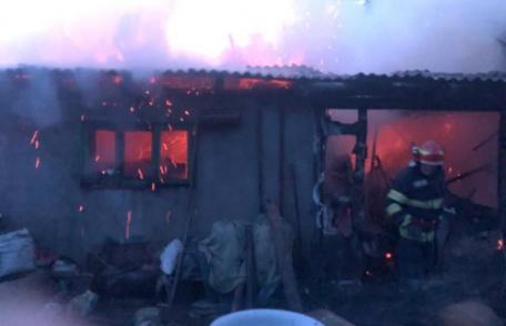 Incendiu violent într-o gospodărie din Dersca