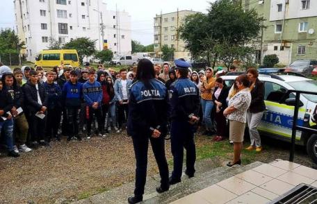 Polițiștii din Ștefănești le-au oferit sfaturi preventive elevilor de liceu