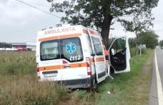 Accident la Dragalina! O ambulanță a ieșit de pe carosabil și s-a izbit într-un copac