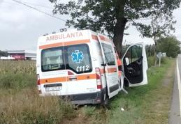 Accident la Dragalina! O ambulanță a ieșit de pe carosabil și s-a izbit într-un copac
