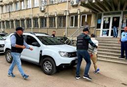 Caz șocant la Botoșani! Un tânăr a bătut la ușa unui apartament în miez de noapte și apoi a tâlhărit și violat proprietara