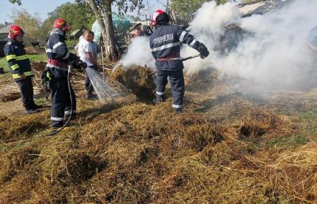 Depozit de furaje cuprins de flăcări la Dorobanți - FOTO