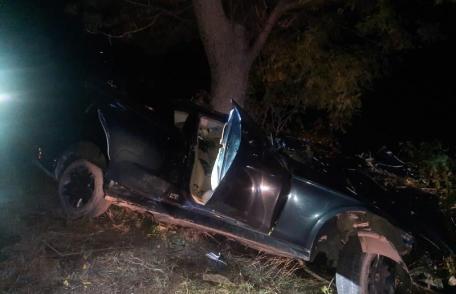 Tânăr ajuns în stare gravă la spital după ce s-a izbit cu mașina într-un copac - FOTO