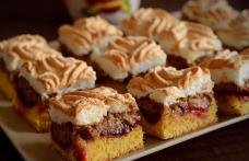 Prăjitură cu aluat fraged, prune și mascarpone