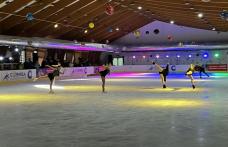 Demonstrație de patinaj artistic la deschiderea patinoarului de la Cornișa, Botoșani - FOTO