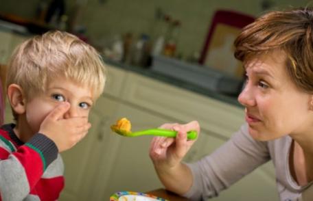 De ce este greșit să-ți forțezi copilul să mănânce când se simte rău. Explicația unui specialist
