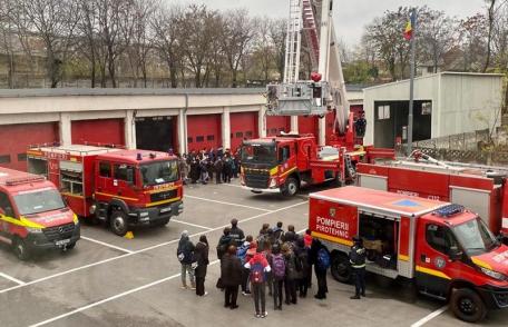 Sute de elevi învățați de pompieri să salveze vieți