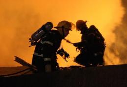 Incendiu stins cu peste 40 de pompieri