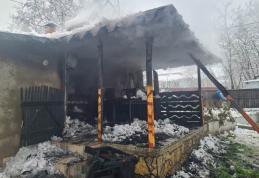 Și-a incendiat locuința după ce a pus carnea la afumat în foișor - FOTO