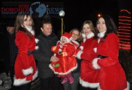 Primarul ajutat de Moș Crăciun a împărțit cadouri copiiilor VIDEO/FOTO