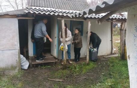Caravana cu daruri, ajutor pentru o familie din Văculești - FOTO