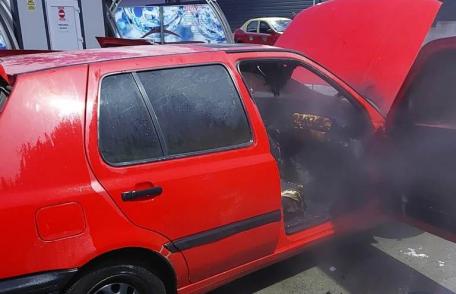 O mașină a luat foc în mers pe strada Împărat Traian din Botoșani