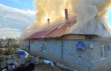 Două familii au rămas fără acoperiș deasupra capului în urma unui incendiu - FOTO