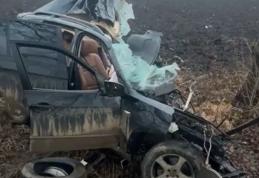 Accident mortal la Roma! Mașină despicată după impactul cu un copac - FOTO
