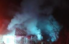 Casă cuprinsă de flăcări pe strada Nicolae Titulescu din Dorohoi! Incendiul a distrus o locuință și acoperișul alteia – FOTO