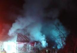 Casă cuprinsă de flăcări pe strada Nicolae Titulescu din Dorohoi! Incendiul a distrus o locuință și acoperișul alteia – FOTO