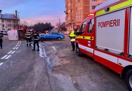 Doi bărbați au ajuns la spital după ce microbuzul în care se aflau s-a răsturnat într-o intersecție din Botoșani - FOTO