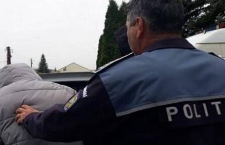 Tânăr reținut după ce a fost surprins de polițiști în timp ce încerca să fure o mașină