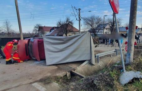 Neatenția se putea transforma în tragedie! Autoutilitară lovită de tren într-o localitate din Suceava