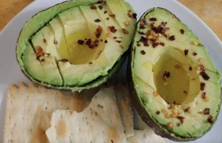 Avocado te ajută să slăbești și înlocuiește cu succes untul sau margarina