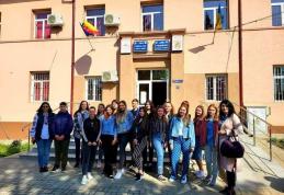 100 de elevi din Trușești învățați despre spiritul civic și drepturile cetățenești într-un proiect implementat de Fundația Corona și ADR Ceplenița