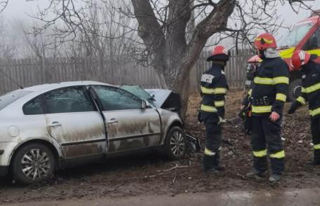 Accident pe drumul Dorohoi – Botoșani! Un tânăr de 22 de ani s-a izbit cu mașina într-un copac - FOTO