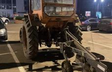 Doi bărbați s-au îmbătat și au mers cu tractorul cu plug la un mall din Iași