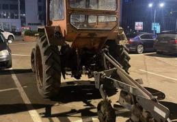 Doi bărbați s-au îmbătat și au mers cu tractorul cu plug la un mall din Iași
