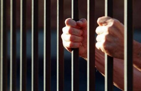 Condamnat la doi ani de închisoare pentru violare de domiciliu și distrugere