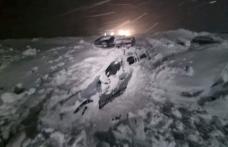 Cabană din Munții Făgăraș cuprinsă de o avalanșă. Mai multe mașini parcate au fost lovite de zăpadă - FOTO
