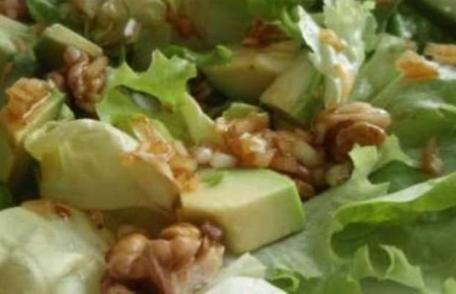 Salată de țelină, avocado și nucă