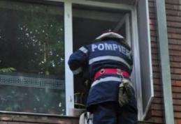 Bătrân găsit de pompieri căzut în baia apartamentului său din Dorohoi. A fost transportat la spital