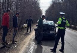 Accident pe drumul Dorohoi-Botoșani. Două mașini s-au ciocnit și alta a ieșit în decor - FOTO