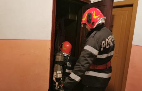 Garsonieră din Botoșani cuprinsă de flăcări. Tânăr ajuns la spital în stare gravă - FOTO
