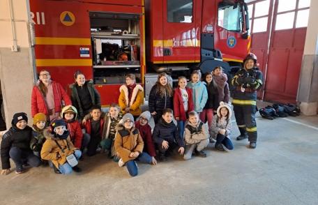 O nouă zi de „școală altfel” petrecută alături de pompieri la Dorohoi - FOTO