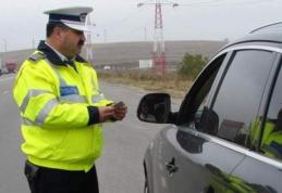 Șofer amendat după ce a fost depistat în mașină cu persoane luate „la ocazie”