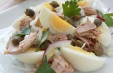 Salată de ton, ouă și ceapă
