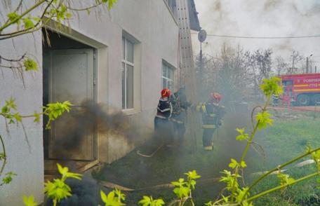 Explozie urmată de incendiu la o fabrică de mobilă din localitatea Dealu Mare – FOTO