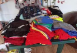 Percheziții domiciliare la o persoană bănuită că vindea haine contrafăcute