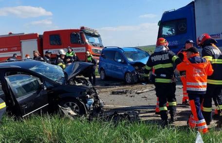 Grav accident pe drumul Dorohoi - Botoșani! Patru persoane au ajuns la spital după impactul a trei mașini - FOTO